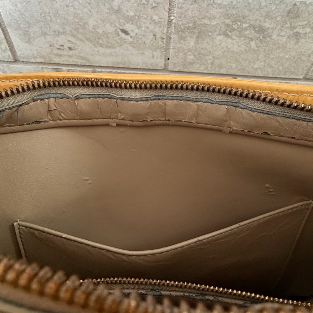 🔥GUC Vintage Louis Vuitton Mustard Patent Leather Tote with unbranded bag charm - Picture 5 of 8